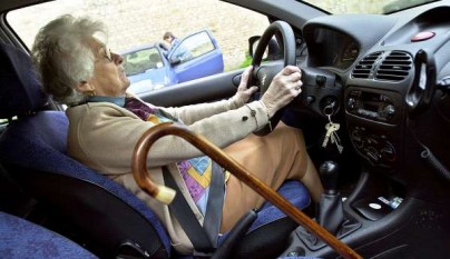 senior au volant