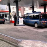 gendarmes dans une station essence