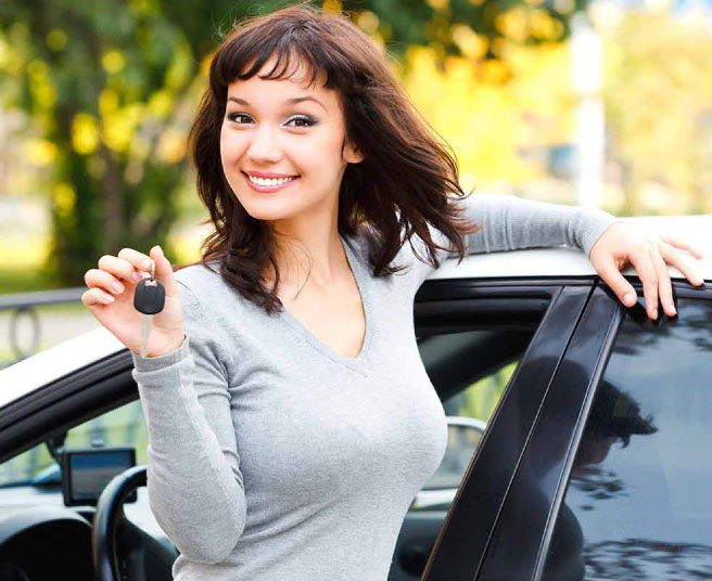 Jeune conductrice avec une clé à la main