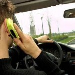 conducteur avec téléphone au volant